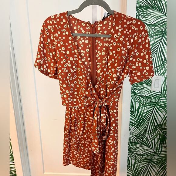 Madewell Wrap Front Romper in Daisy Field 00 - Picture 4 of 9